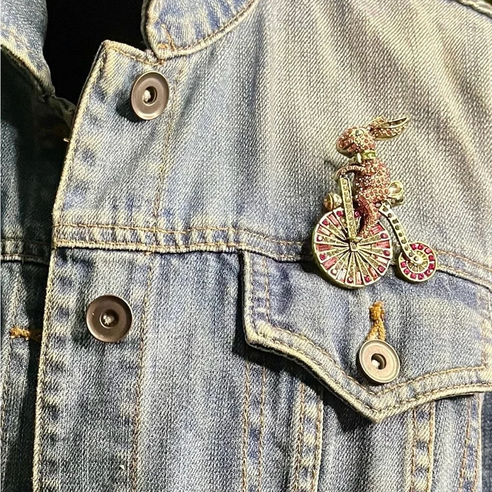 Sparkling Rhinestone Biker Bunny Brooch Cute Alloy Lapel Pin Pink & Red. NWOT